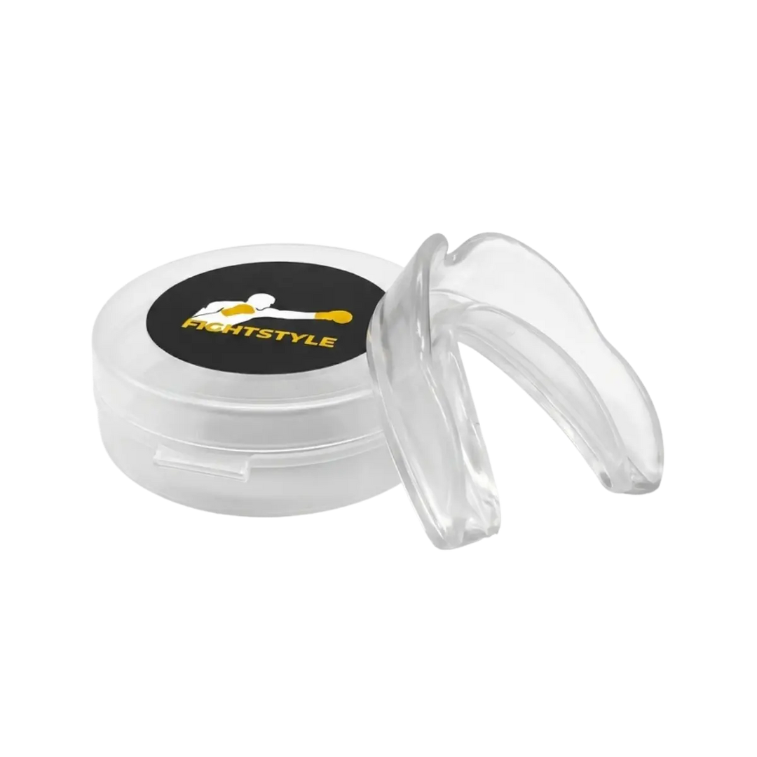 Transparant Fightstyle bitje met wit bewaardoosje en Fightstyle logo. Het bitje beschermt de tanden tijdens boksen, kickboksen en MMA.