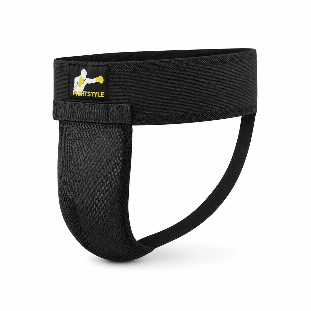 Zwarte Fightstyle tok met elastische tailleband, ondersteunende band en ventilerend meshgedeelte. De stevige pasvorm en beschermende vorm maken deze kruisbeschermer geschikt voor kickboksen, boksen, MMA en intensieve trainingen.
