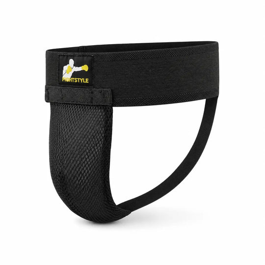 Zwarte Fightstyle tok met elastische tailleband, ondersteunende band en ventilerend meshgedeelte. De stevige pasvorm en beschermende vorm maken deze kruisbeschermer geschikt voor kickboksen, boksen, MMA en intensieve trainingen.