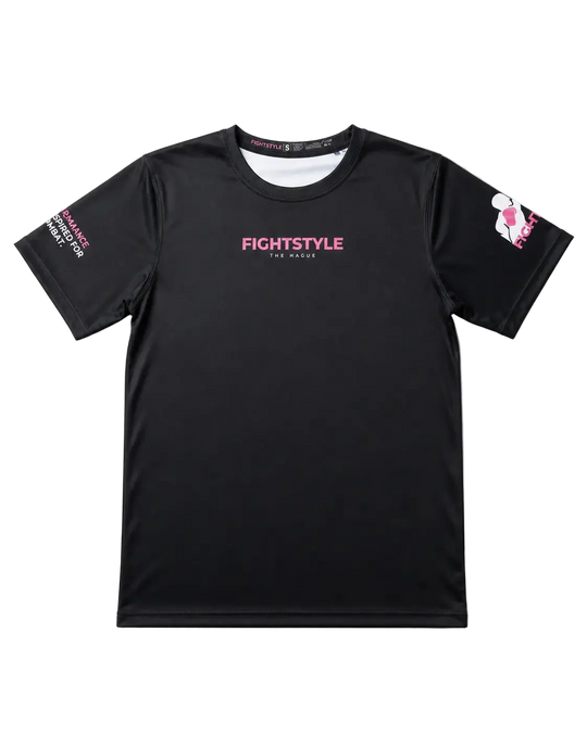Zwart Fightstyle sportshirt met roze logo op de borst en Fightstyle details op de mouwen. De gladde sportstof en korte mouwen maken het shirt geschikt voor boksen, kickboksen, MMA en intensieve trainingen.