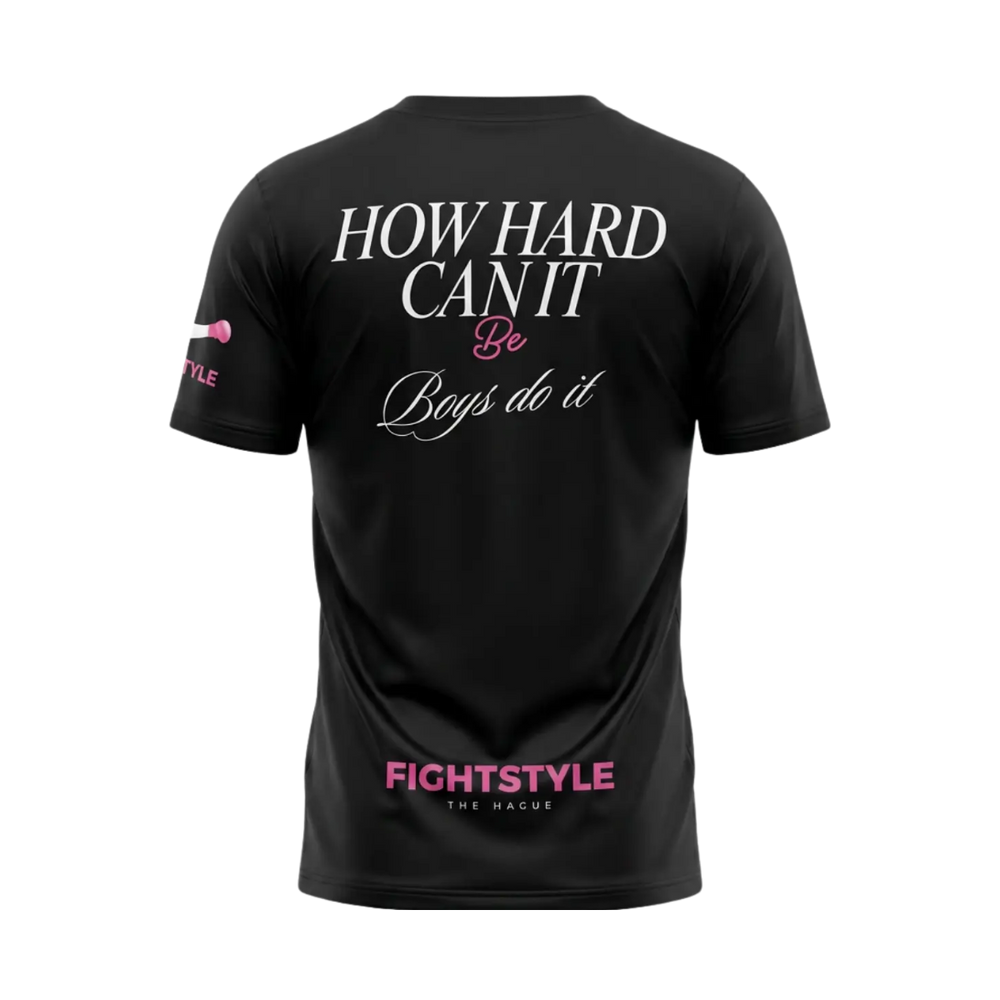 Zwart Fightstyle T-shirt met quote op de achterkant en roze logo-accenten. Het shirt heeft een sportieve pasvorm en is geschikt voor trainingen in boksen, kickboksen en MMA.