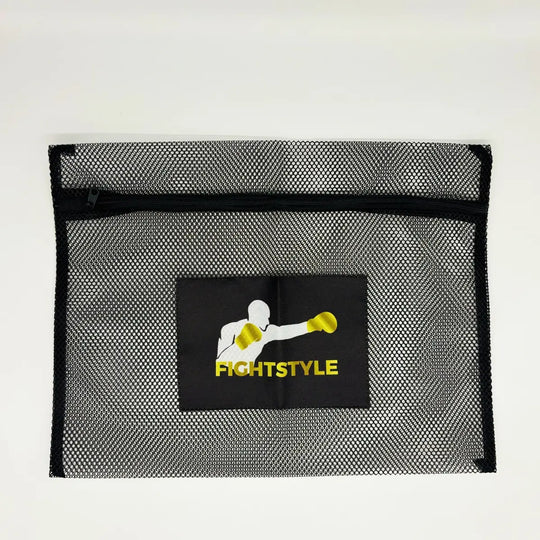 Zwarte Fightstyle mesh waszak met rits en logo van bokser met gele bokshandschoenen op de voorkant.