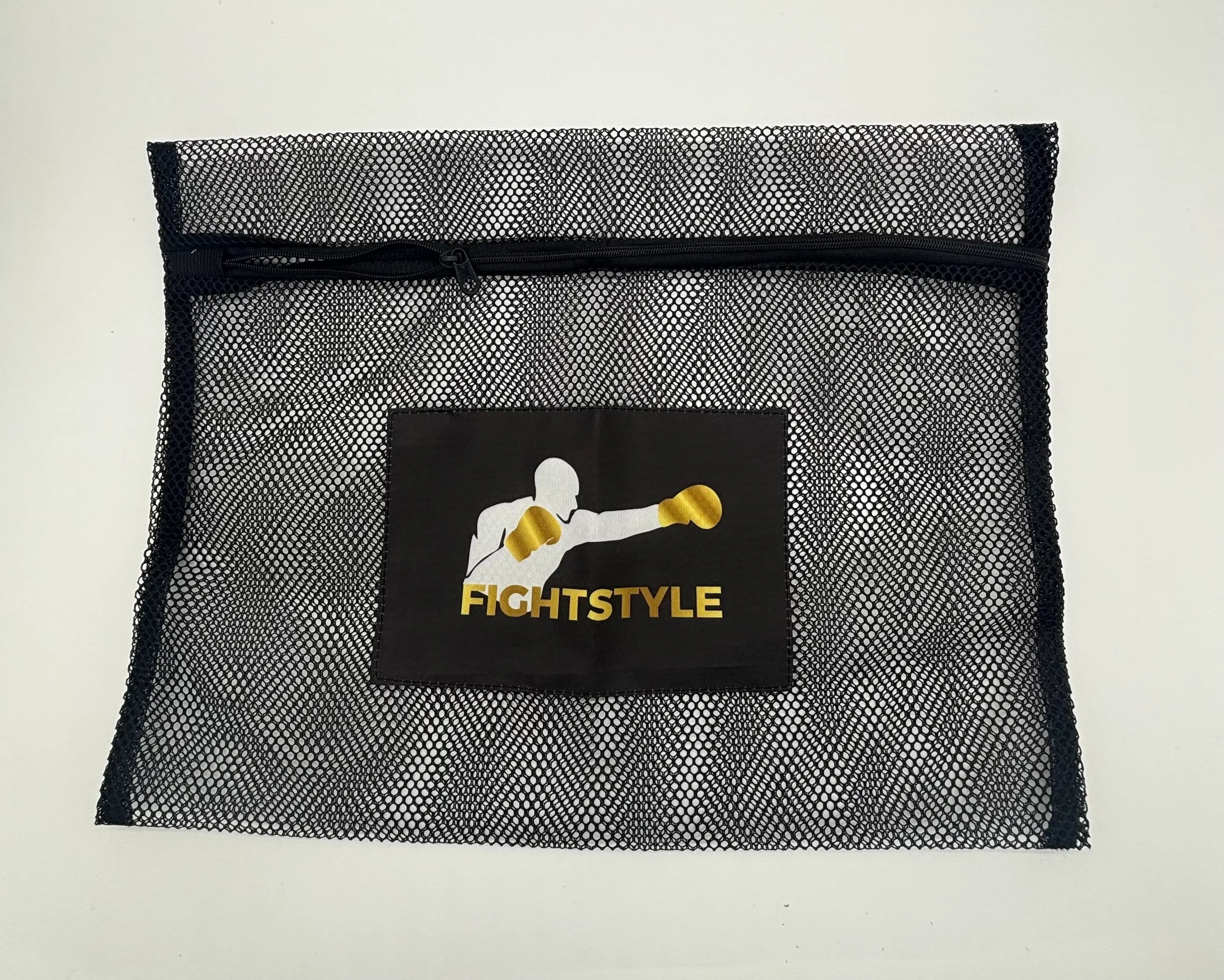 Zwarte Fightstyle waszak met trekkoord en opvallend wit logo