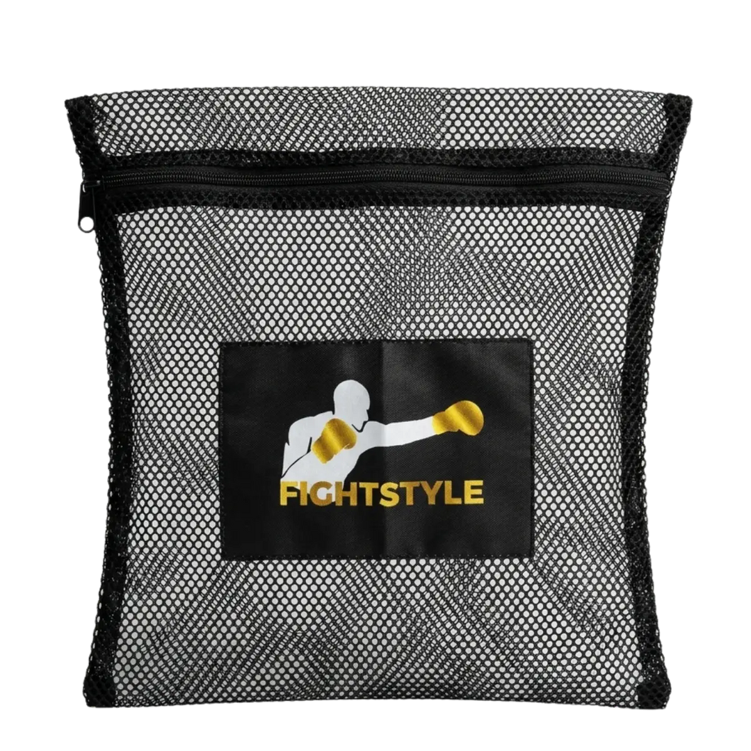 Zwarte Fightstyle waszak van mesh met ritssluiting en logo op de voorkant. De waszak is geschikt om sportaccessoires zoals bandages en enkelkousen apart te wassen.