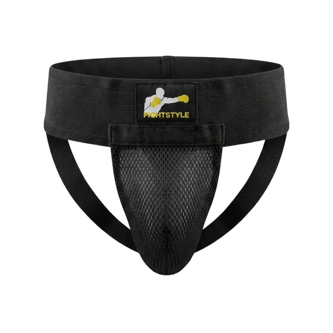 Zwarte Fightstyle kruisbeschermer met elastische tailleband, mesh voorkant en Fightstyle logo. De beschermer biedt ondersteuning en bescherming tijdens boksen, kickboksen en MMA.