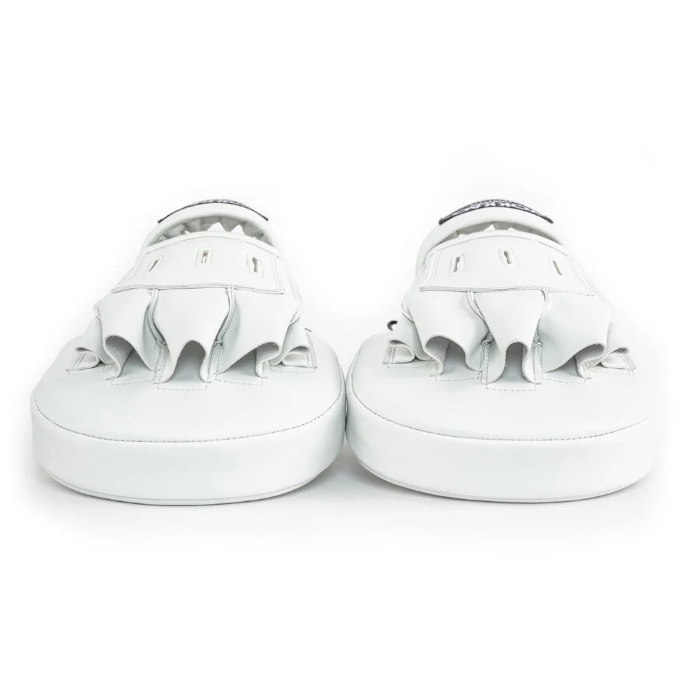 Set Yokkao focus mitts in wit, frontaal gefotografeerd tegen een witte achtergrond. Beide mitts tonen de onderzijde met dikke padding en de open vingerinvoer met ventilatiesleuven bovenop. Ontworpen voor stabiele en comfortabele padstraining tijdens boksen en Muay Thai in de gym.