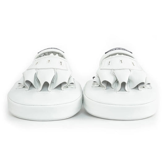 Set Yokkao focus mitts in wit, frontaal gefotografeerd tegen een witte achtergrond. Beide mitts tonen de onderzijde met dikke padding en de open vingerinvoer met ventilatiesleuven bovenop. Ontworpen voor stabiele en comfortabele padstraining tijdens boksen en Muay Thai in de gym.