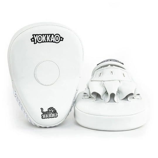 Yokkao focus mitts in wit, gefotografeerd tegen een witte achtergrond met zicht op voor- en achterzijde. Links de voorkant met rond doelvlak en Muay Thai-embleem, rechts de handinvoer met open vingers en dikke padding. Ideaal voor nauwkeurige padstraining tijdens boksen en Muay Thai in de gym.