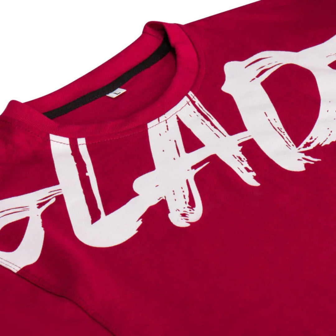 Close-up van de halslijn en borstprint van het Gladts T-shirt Bordeauxrood met contrasterende witte opdruk.