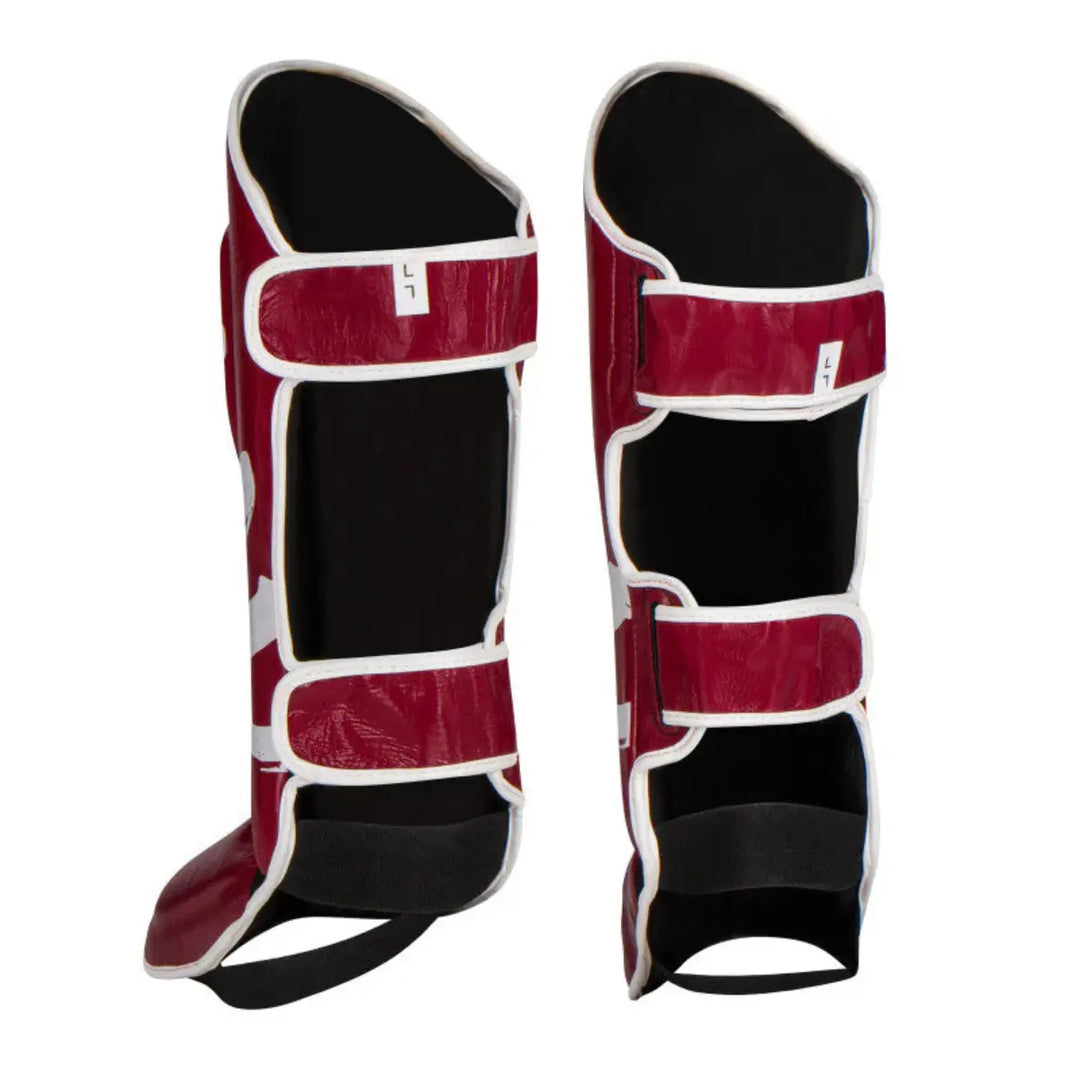 Gladts Scheenbeschermers Bordeauxrood, achterzijde zichtbaar. De verstelbare klittenbandsluitingen zorgen voor een stevige en persoonlijke pasvorm. De zachte binnenzijde verhoogt het draagcomfort tijdens lange trainingen.