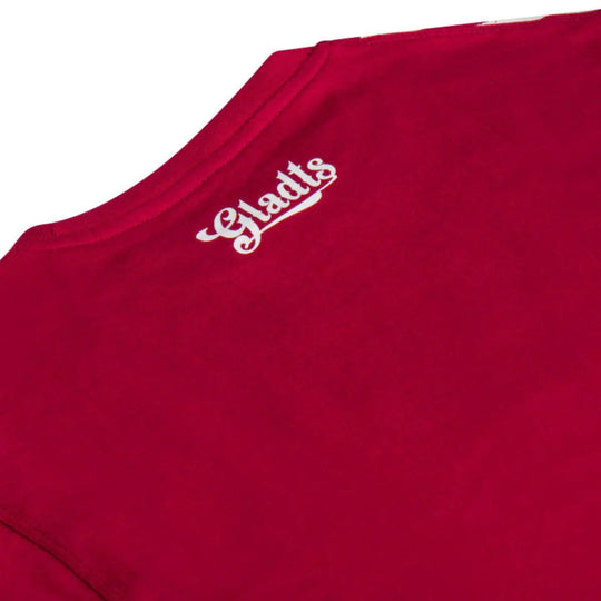 Detail van de schouder met subtiel Gladts-logo op het Gladts T-shirt Bordeauxrood.