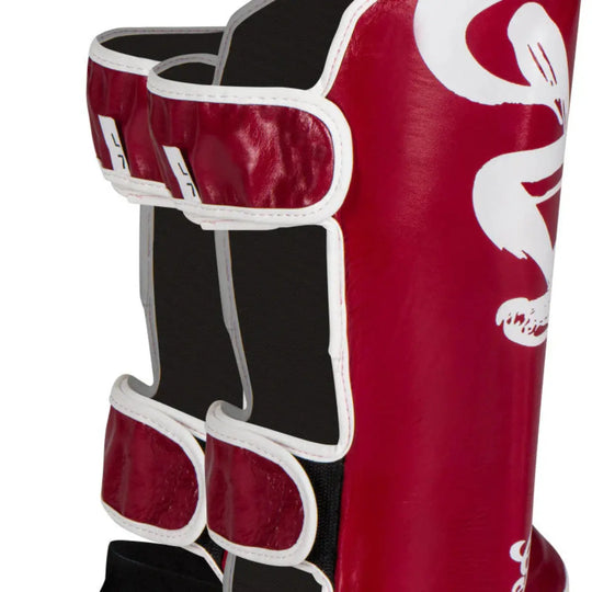 Detail van de Gladts Scheenbeschermers Bordeauxrood met klittenbandsluitingen. De sluitingen bieden stabiliteit zonder bewegingsvrijheid te beperken. Geschikt voor kickboksen en andere staande vechtsporttrainingen.