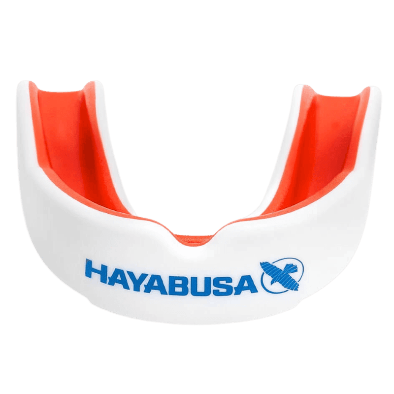 Vooraanzicht van een wit Hayabusa Combat bitje met rood interieur en het Hayabusa-logo in blauw aan de voorzijde.