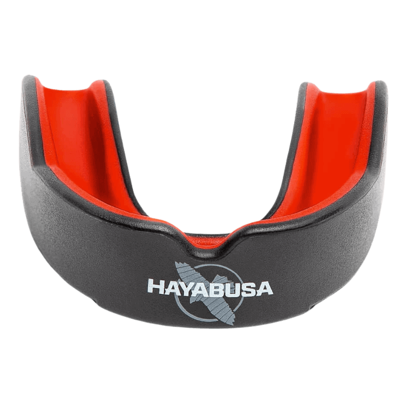 Een bovenaanzicht van een zwart Hayabusa bitje met rode binnenkant en wit Hayabusa-logo aan de voorkant.