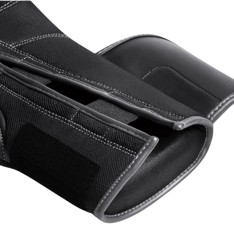 Detail van de klittenbandsluiting van de Hayabusa Bokshandschoenen S4 Leather, met aandacht voor de stevigheid van het klittenband en het zachte materiaal aan de binnenzijde.