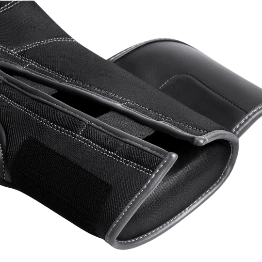 Detail van de klittenbandsluiting van de Hayabusa Bokshandschoenen S4 Leather, met aandacht voor de stevigheid van het klittenband en het zachte materiaal aan de binnenzijde.