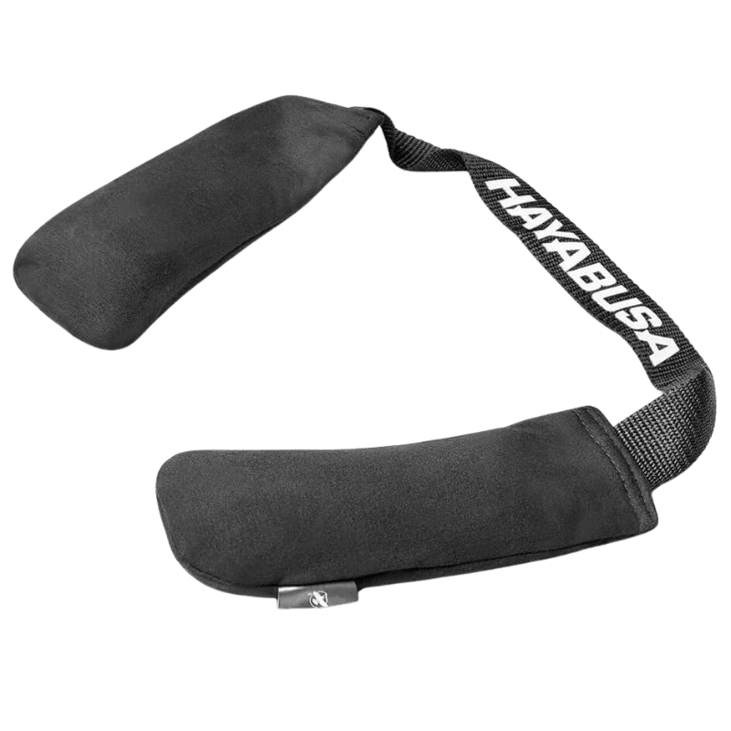 Een paar zwarte Glove Deodorizers met het witte Hayabusa-logo, ontworpen om in bokshandschoenen te plaatsen om frisheid te behouden.