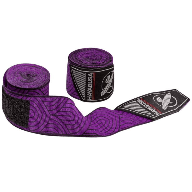 De Hayabusa Perfect Stretch Bandage Purple Lotus is deels uitgerold om het unieke paarse lotuspatroon te tonen, met het logo op de bandagesluiting zichtbaar.