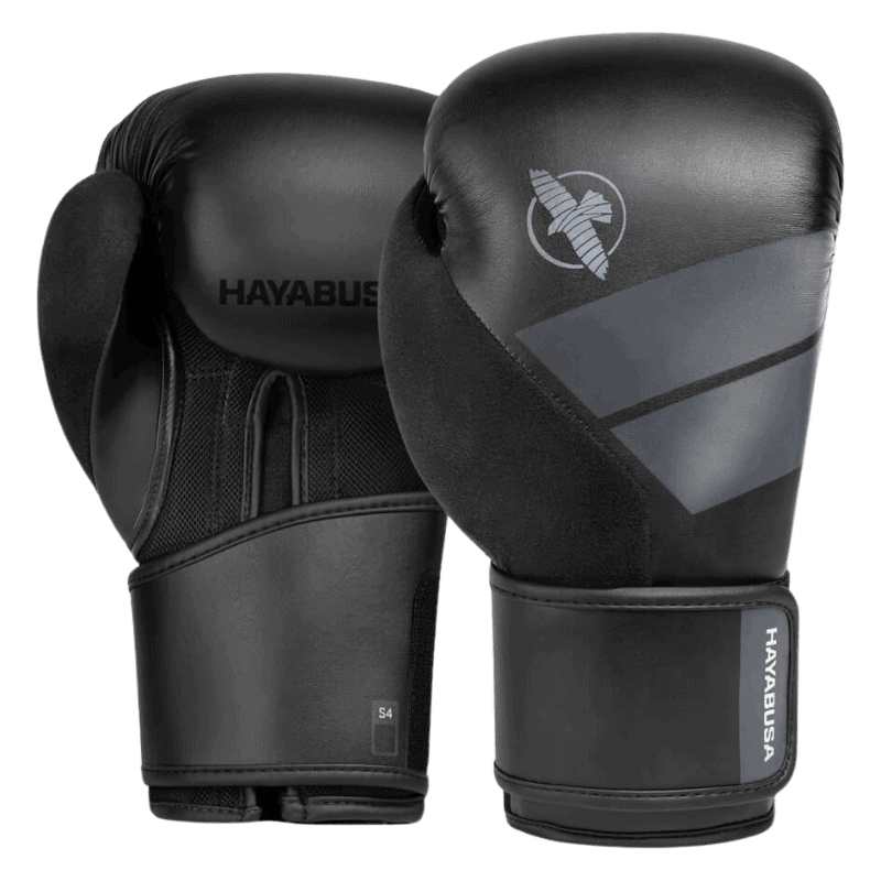 Een paar Hayabusa S4 bokshandschoenen in volledig zwart ontwerp, met het Hayabusa-valklogo op de rug van de handschoen en zichtbare mesh-palmen voor ventilatie.