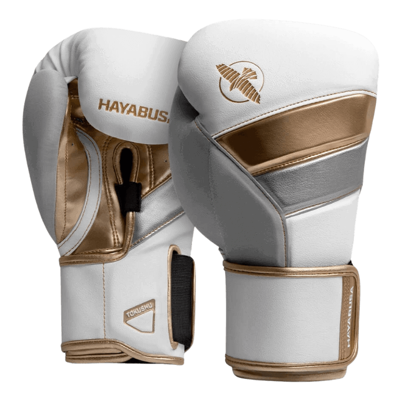 Een paar Hayabusa T3 bokshandschoenen in wit met gouden en zilveren details, zichtbaar vanaf de voorkant met de gouden Hayabusa-valk en merknaam op de rug van de handschoenen.