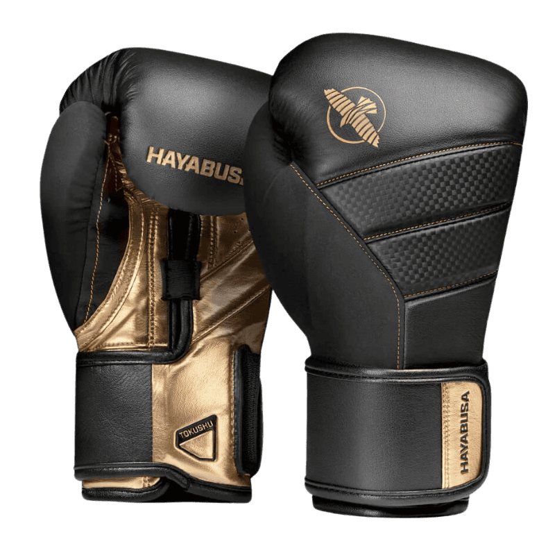 Een paar Hayabusa T3 bokshandschoenen in zwart en goud, naast elkaar geplaatst met de logo's zichtbaar en de klittenbandsluiting duidelijk zichtbaar.