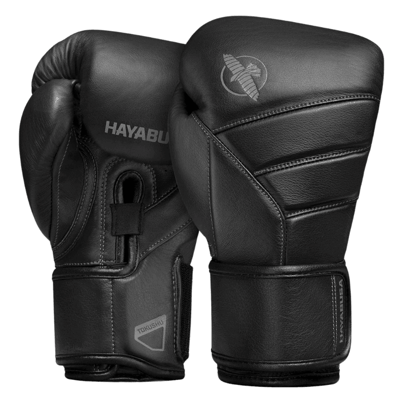 Paar Hayabusa T3 Kanpeki Jet Black bokshandschoenen, klaar voor training.