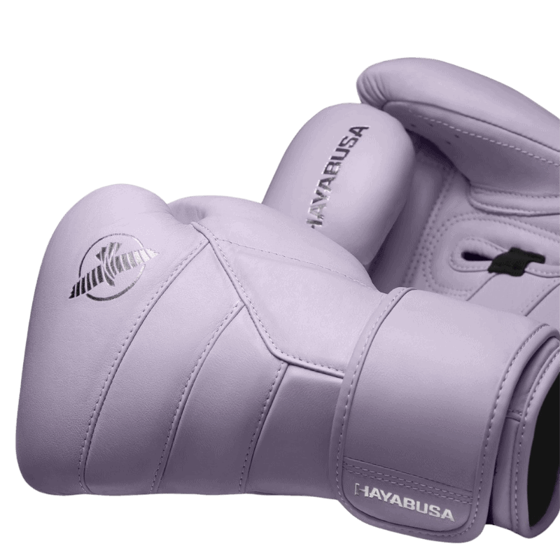 Hayabusa T3 Kanpeki Wisteria Purple bokshandschoenen, zijaanzicht met merkembleem.