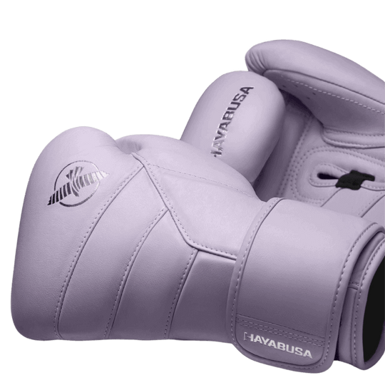 Hayabusa T3 Kanpeki Wisteria Purple bokshandschoenen, zijaanzicht met merkembleem.
