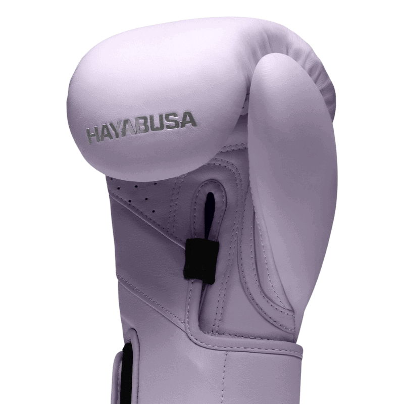 Detailopname van de Hayabusa T3 Kanpeki Wisteria Purple bokshandschoenen met polssteun.