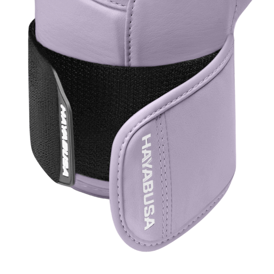 Hayabusa T3 Kanpeki Wisteria Purple bokshandschoenen in gebruik met focus op Dual Strap Closure System.