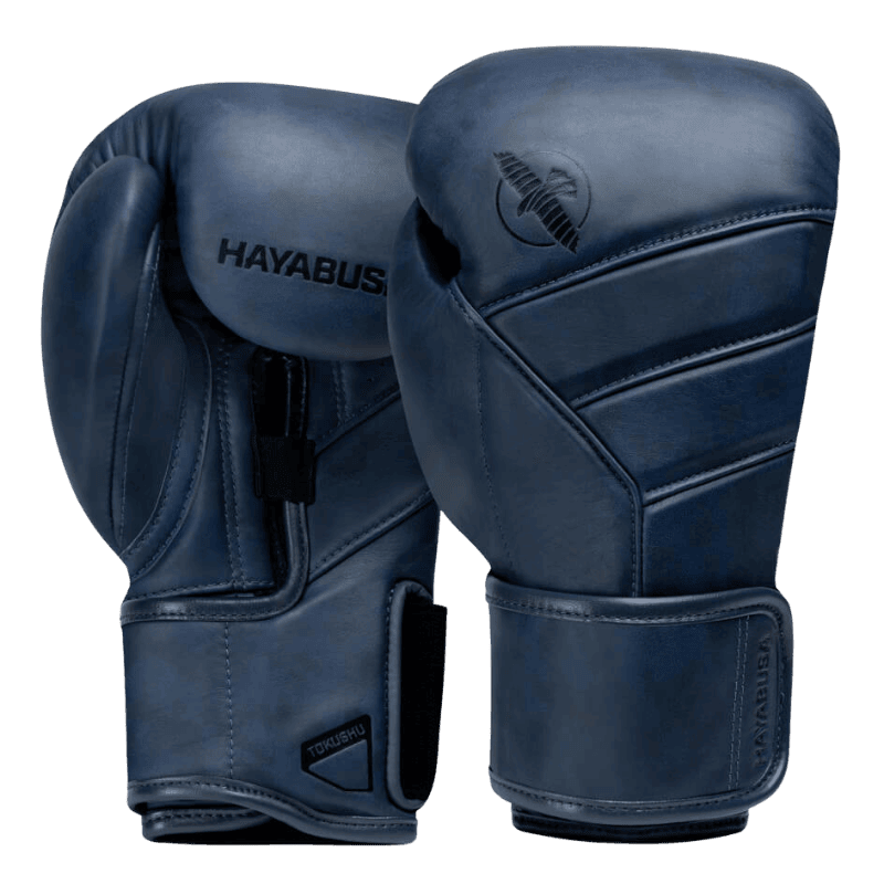 Een paar Hayabusa T3 LX Indigo bokshandschoenen, geplaatst tegen een neutrale achtergrond met de duimzijde zichtbaar.
