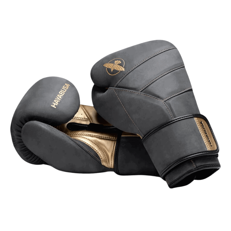 Een paar zwarte Hayabusa T3 LX Obsidian bokshandschoenen naast elkaar, met gouden details en het Hayabusa-logo op de pols.