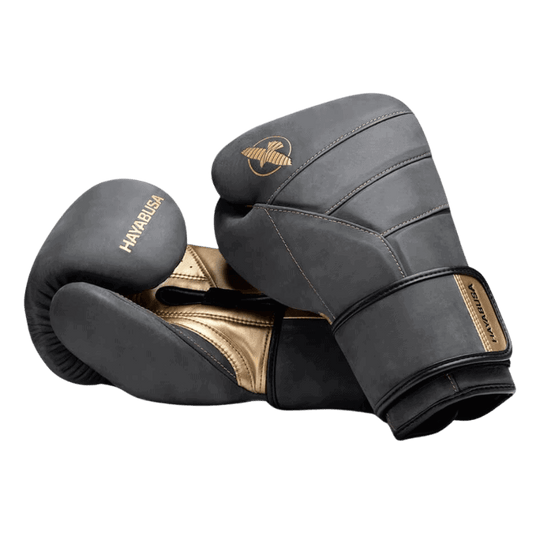 Een paar zwarte Hayabusa T3 LX Obsidian bokshandschoenen naast elkaar, met gouden details en het Hayabusa-logo op de pols.
