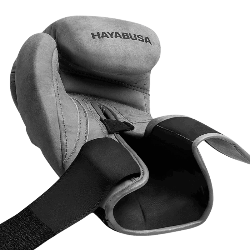 Close-up van een Hayabusa T3 LX Slate bokshandschoen met het klittenband halfopen, getoond in zwart-wit voor een sterke focus op de textuur.