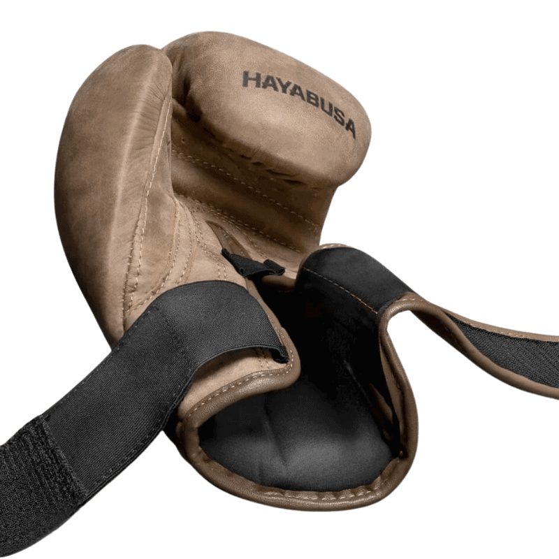 Een blik in de binnenkant van een Hayabusa T3 LX handschoen, met de polsband die opengevouwen is om het binnenmateriaal en de constructie te tonen.