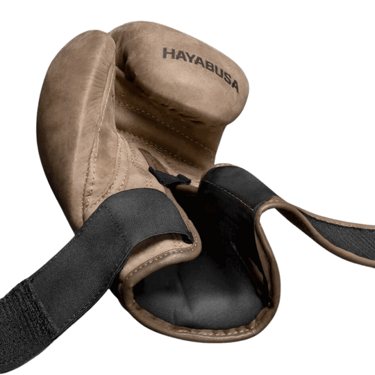 Een blik in de binnenkant van een Hayabusa T3 LX handschoen, met de polsband die opengevouwen is om het binnenmateriaal en de constructie te tonen.