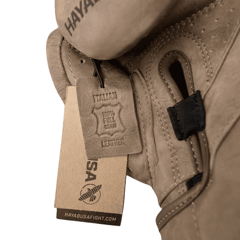 Detail van het label aan de Hayabusa T3 LX handschoen, waarop "ITALIAN 100% FULL GRAIN LEATHER" staat, wat de kwaliteit en herkomst van het leer bevestigt.