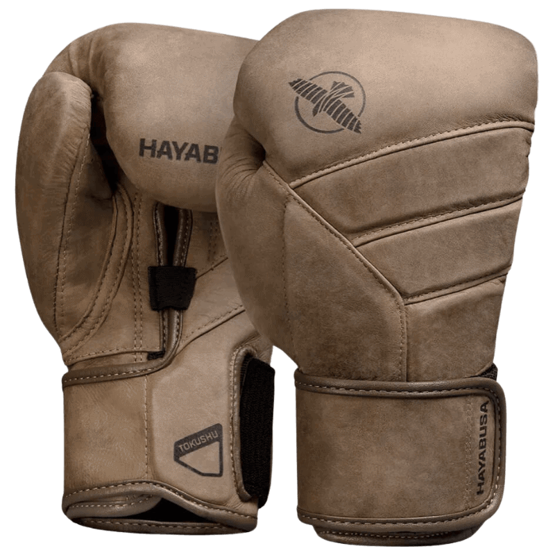 Hayabusa T3 LX Vintage Bokshandschoenen in een luxe bruine kleur, met de Hayabusa-valk en merknaam op de bovenkant van de handschoenen.