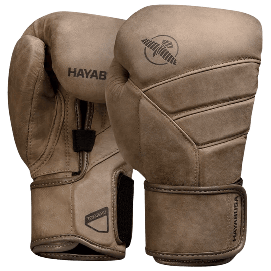 Hayabusa T3 LX Vintage Bokshandschoenen in een luxe bruine kleur, met de Hayabusa-valk en merknaam op de bovenkant van de handschoenen.