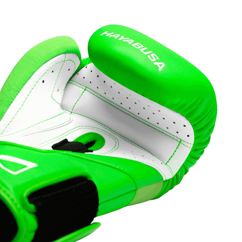 Hayabusa T3 Neon Green Bokshandschoenen met witte stiksels en duurzame constructie.