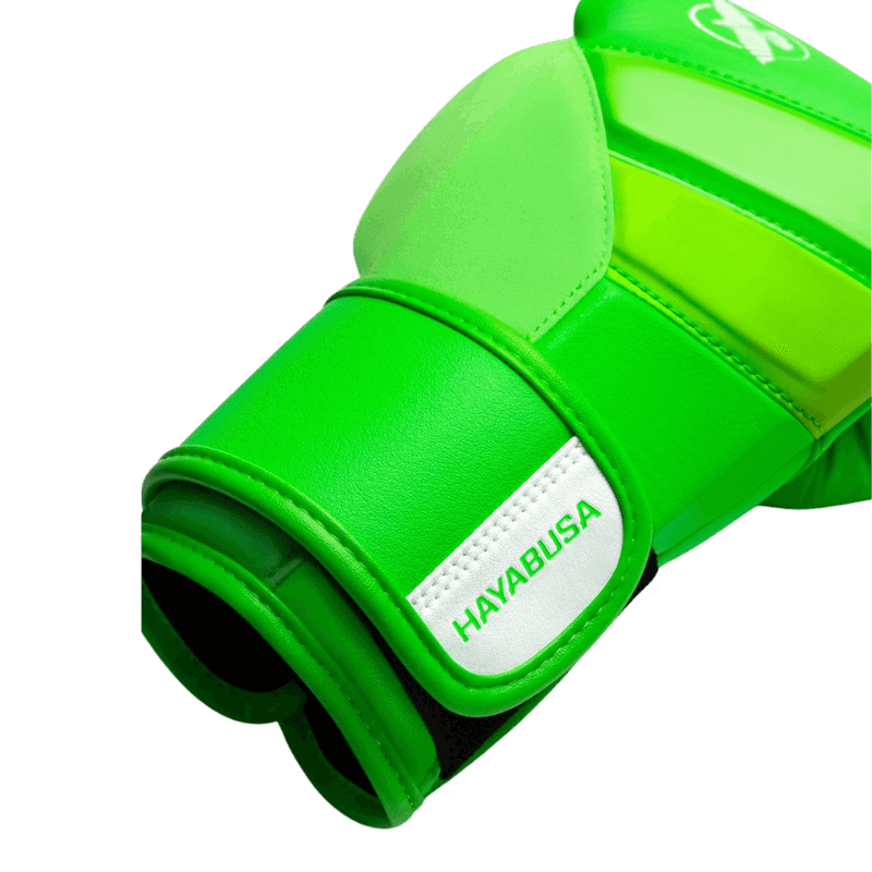 Een close-up van een felgroene Hayabusa bokshandschoen met witte accenten en logo.
