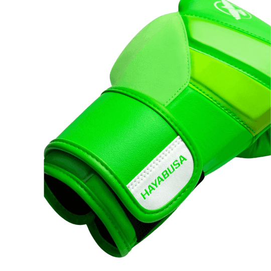Een close-up van een felgroene Hayabusa bokshandschoen met witte accenten en logo.