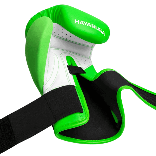 Close-up van de polssteun van Hayabusa T3 Neon Green Bokshandschoenen met klittenbandsluiting.