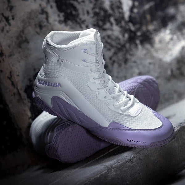 Hayabusa Talon Boksschoenen in Lavender kleur, zijkant zichtbaar met ademend mesh en stevige zool









