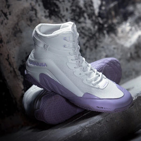 Hayabusa Talon Boksschoenen in Lavender kleur, zijkant zichtbaar met ademend mesh en stevige zool









