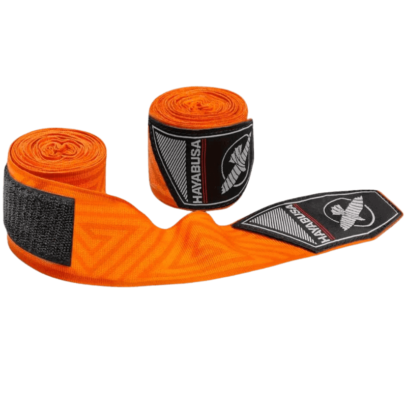 De oranje Hayabusa Perfect Stretch Bandages gedeeltelijk uitgerold, met het doolhofpatroon zichtbaar over de gehele lengte en het Hayabusa valk-logo op de bandagesluiting.