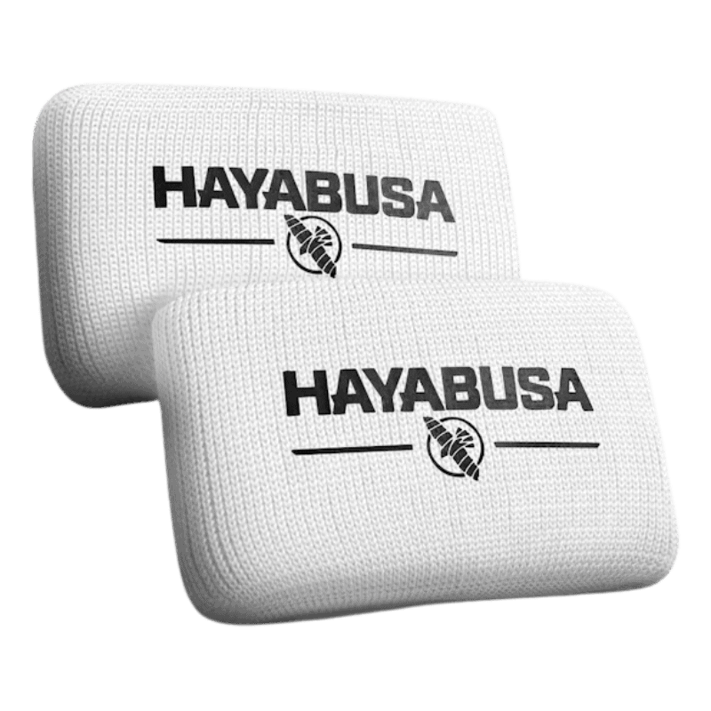 Twee witte Hayabusa handwraps liggen naast elkaar met het logo naar boven.