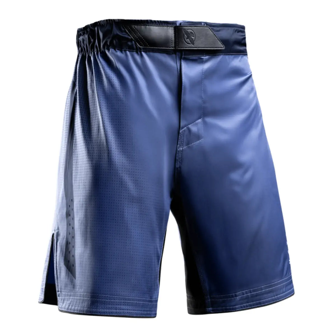 Vooraanzicht van blauwe fight shorts met elastische tailleband en zwart accent bij het kruis.