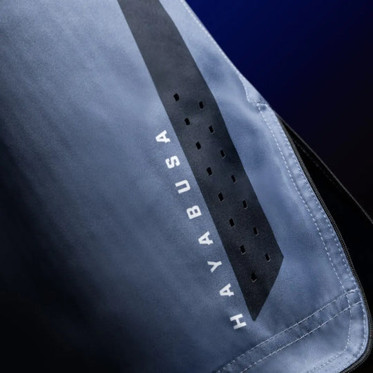 Close-up van zijkant met ventilatieperforaties, ritsopening en Hayabusa-logo.