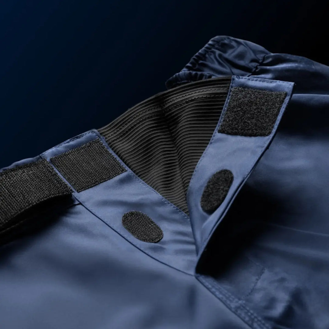 Binnenzijde tailleband met klittenbandsluiting en antislip structuur.